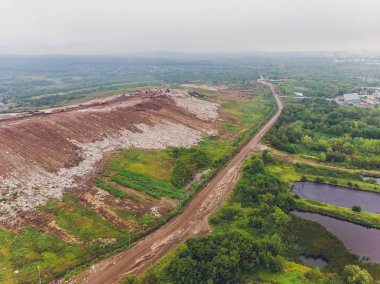 Dağ çöpü, büyük çöp yığını, bozulmuş çöp. Koku ve toksik kalıntı yığını. Bu çöpler kentsel alanlardan, sanayi bölgelerinden geliyor. Tüketici toplumu büyük atıklara neden olur. Kurtulamıyorum.