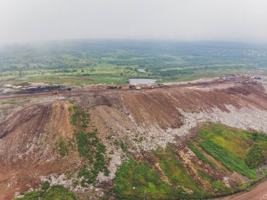 Dağ çöpü, büyük çöp yığını, bozulmuş çöp. Koku ve toksik kalıntı yığını. Bu çöpler kentsel alanlardan, sanayi bölgelerinden geliyor. Tüketici toplumu büyük atıklara neden olur. Kurtulamıyorum.
