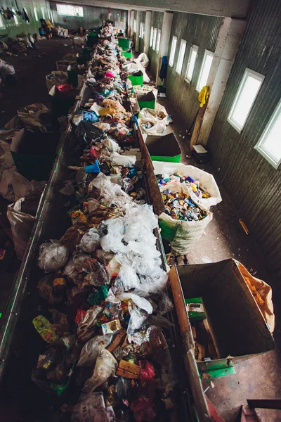 Ufa, Rusland, 1 juli, 2019: transportband bij recycling plant vervoert afval in trommel filter of roterende cilindrische zeef met trommel of scherm voor het sorteren van stukjes afval in verschillende maten — Stockfoto