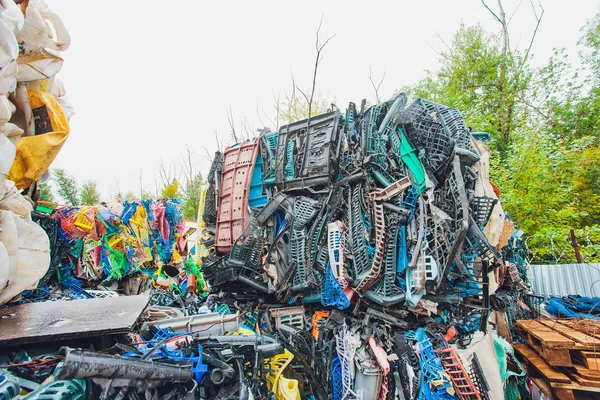 Ufa, Rússia, 1 de julho de 2019: fardos de plástico prensados na moderna fábrica de processamento de resíduos perigosos. Coleta de lixo separada. Reciclagem e armazenamento de resíduos para posterior eliminação. Negócio para classificação — Fotografia de Stock