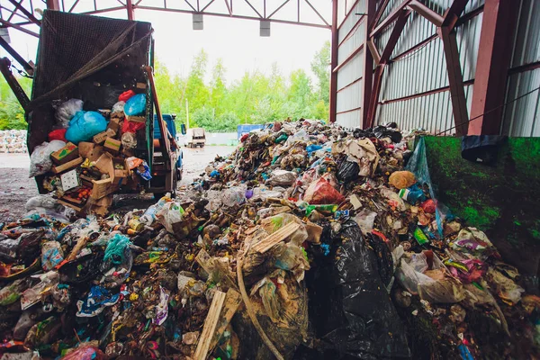 Ufa, Rusya, 1 Temmuz 2019: çöp dağına kamyon boşaltıyor. — Stok fotoğraf