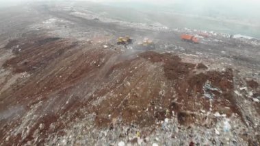 Dağ çöpü, büyük çöp yığını, bozulmuş çöp. Koku ve toksik kalıntı yığını. Bu çöpler kentsel alanlardan, sanayi bölgelerinden geliyor. Tüketici toplumu büyük atıklara neden olur. Kurtulamıyorum.