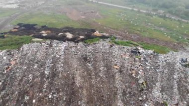 Dağ çöpü, büyük çöp yığını, bozulmuş çöp. Koku ve toksik kalıntı yığını. Bu çöpler kentsel alanlardan, sanayi bölgelerinden geliyor. Tüketici toplumu büyük atıklara neden olur. Kurtulamıyorum.