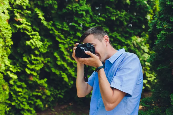 Svatební fotograf pořizuje obrázky nevěsty a ženicha v městě. Svatební pár na focení. fotograf v akci. — Stock fotografie