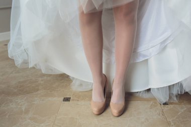 Gelin Ayakkabı üzerinde koyarak güzel bir gelinlik.