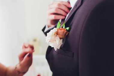 Güller ile gelinin elinde güzel düğün buketi. Düğün günü. Bokeh. Gelin. Gelinler buketi. Düğün çiçekleri. Buket bir broş ile dekore edilmiştir.