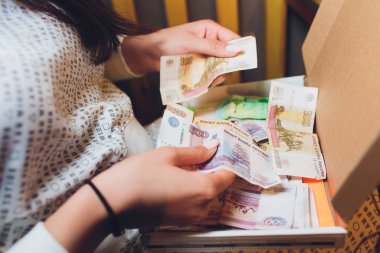 Rus banknotlarının çoğunu elinde tutan bir fanatiğin elindeki Rus rublesi. Rus rublesinin izole edilmiş beşte biri kadar para transferi..