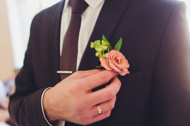 Damat düğün takım elbise üzerinde gül şeklinde yaka çiçeği.