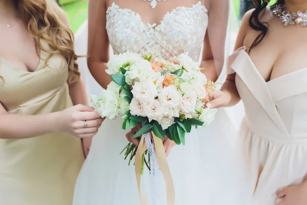 Bruiloft elegante boeket in bruiden handen. Levendig groen bakground. — Stockfoto