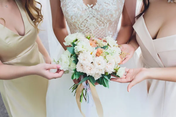 Mariage élégant bouquet dans les mains des mariées. Vive boulangerie verte . — Photo