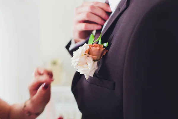 장미와 신부의 손에 아름다운 결혼식 꽃다발. 결혼식 날. Bokeh. 신부. 신부 꽃다발. 결혼식 꽃입니다. 부케는 브로치로 장식되어 있습니다.. — 스톡 사진