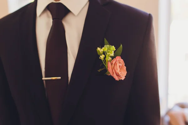 Beau bouquet de mariage dans les mains de la mariée avec des roses. Jour du mariage. Bokeh. Mariée. Bouquet de fiancées. Fleurs de mariage. Le bouquet est décoré d'une broche . — Photo