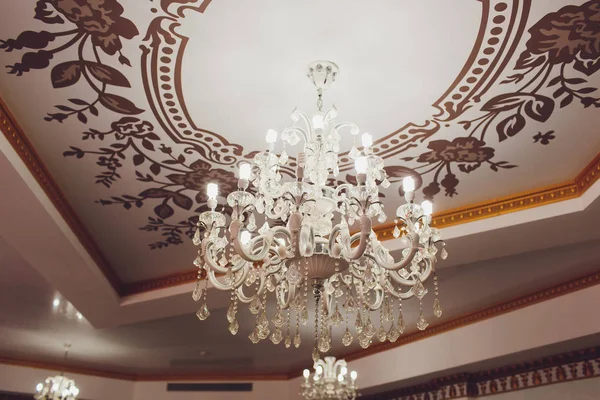 장식 룸의 천장에 있는 크리스탈 샹들리에 램프 고급 톤 .Decorative 우아 한 빈티지 및 현대 내부 개념에 따라 이미지 조정. — 스톡 사진