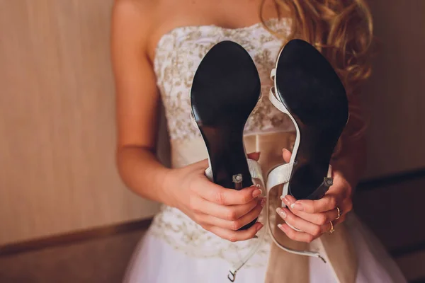 Acercamiento Bodegón de Par de Zapatos de Novia Blancos Lisos con Tacones Altos Descansando en Suelo de Madera Rústica o Mesa con Espacio para Copiar en Enfoque Selectivo . — Foto de Stock