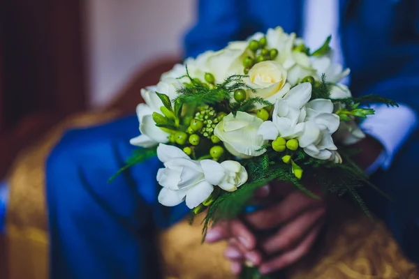 Marié tenant un bouquet vert derrière gros plan . — Photo