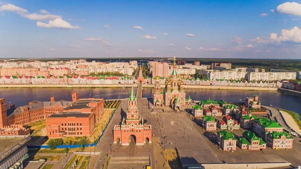 Vista de la Catedral de la Anunciación de la Santísima Virgen María con un monumento Yoshkar Ola ciudad. Mari El, Rusia . — Foto de Stock
