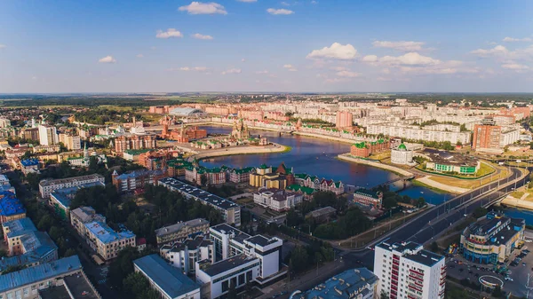 Vista da Catedral da Anunciação da Bem-Aventurada Virgem Maria com um monumento Yoshkar Ola cidade. Mari El, Rússia . — Fotografia de Stock