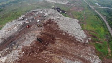 Dağ çöpü, büyük çöp yığını, bozulmuş çöp. Koku ve toksik kalıntı yığını. Bu çöpler kentsel alanlardan, sanayi bölgelerinden geliyor. Tüketici toplumu büyük atıklara neden olur. Kurtulamıyorum.
