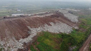 Dağ çöpü, büyük çöp yığını, bozulmuş çöp. Koku ve toksik kalıntı yığını. Bu çöpler kentsel alanlardan, sanayi bölgelerinden geliyor. Tüketici toplumu büyük atıklara neden olur. Kurtulamıyorum.