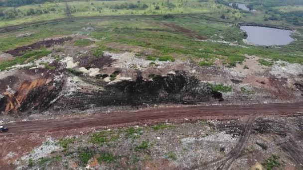 Basura de montaña, gran pila de basura, basura degradada. Montón de hedor y residuos tóxicos. Esta basura proviene de áreas urbanas, áreas industriales. La sociedad de consumo causa un desperdicio masivo. No puede deshacerse de — Vídeo de stock