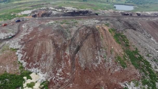 Basura de montaña, gran pila de basura, basura degradada. Montón de hedor y residuos tóxicos. Esta basura proviene de áreas urbanas, áreas industriales. La sociedad de consumo causa un desperdicio masivo. No puede deshacerse de — Vídeos de Stock