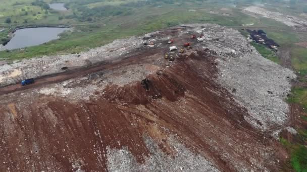 Dağ çöpü, büyük çöp yığını, bozulmuş çöp. Koku ve toksik kalıntı yığını. Bu çöpler kentsel alanlardan, sanayi bölgelerinden geliyor. Tüketici toplumu büyük atıklara neden olur. Kurtulamıyorum. — Stok video