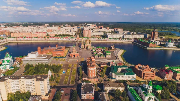 Blick auf die Kathedrale der Verkündigung der seligen Jungfrau Maria mit einem Denkmal yoshkar ola Stadt. mari el, Russland. — Stockfoto