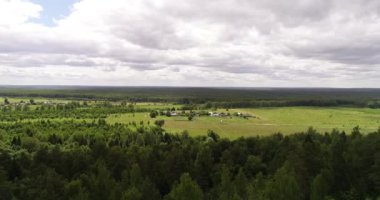 Morskoy Glaz gölü veya Sea Eye, köy Shariboksad, Mari El Republic, Rusya kıyılarına yakın Ladin ormanı. Ladin ormanları bölgenin doğasına göre çok tipik ve yerli turistler arasında çok popüler.