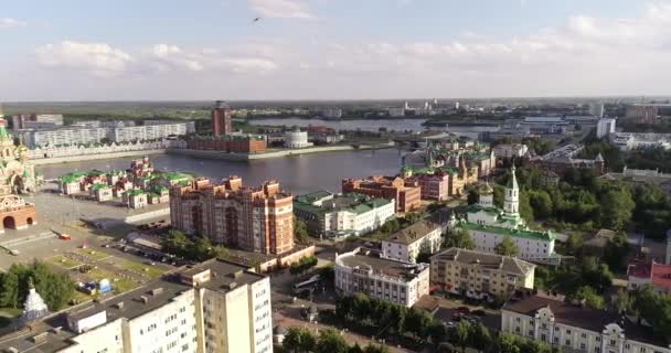 Yoshkar-Ola, Rusland-8 mei 2019: uitzicht op de kathedraal van de aankondiging van de Heilige Maagd Maria met een monument Yoshkar Ola stad. Mari El, Rusland. — Stockvideo