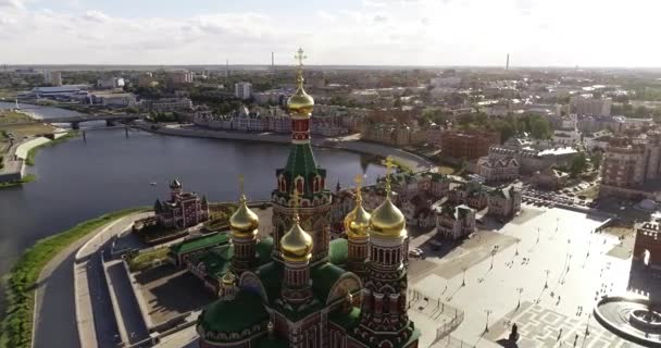 Θέα στον καθεδρικό ναό του Ευαγγελισμού της Παναγίας με ένα μνημείο της Γιόσκαρ όλα πόλη. Mari El, Ρωσία. — Αρχείο Βίντεο