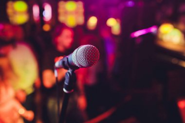 Mikrofon. Mikrofon yakın çekim. Bir pub. Bar. Bir restoran. Klasik müzik. Müzik.