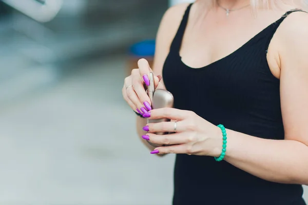 Heat-not-burn tobacco product technology. e-cigarette before smoking. — Stock Photo, Image