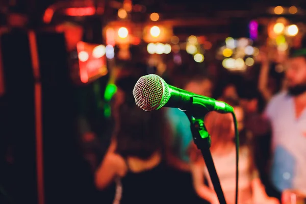 Microphone. Gros plan sur le micro. Un pub. Un bar. Un restaurant. Musique classique. Musique . — Photo