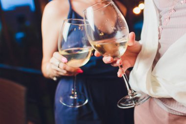 Kırmızı şarap sunulan tablo üzerinden tungur gözlüklü insan eli.