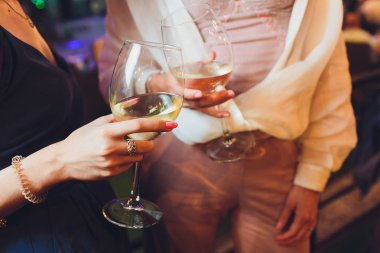 Kırmızı şarap sunulan tablo üzerinden tungur gözlüklü insan eli.