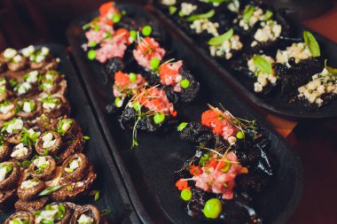 kraker ile krem peynir ve siyah havyar, yatay.