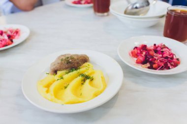 Kiev tavuğu patates püresi ile Üstten Görünüm.