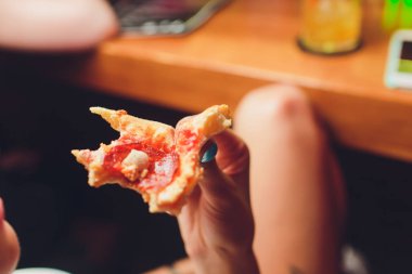 Dilim pizza peynir kabuk deniz ürünleri tepesi sos. biber sebze lezzetli lezzetli fast food İtalyan geleneksel ve meşrubat ahşap tahta masa klasik taze gazlı ile.