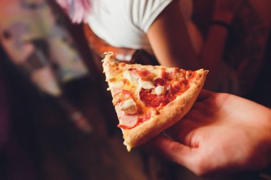 Dilim pizza peynir kabuk deniz ürünleri tepesi sos. biber sebze lezzetli lezzetli fast food İtalyan geleneksel ve meşrubat ahşap tahta masa klasik taze gazlı ile.