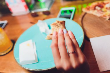 Dilim pizza peynir kabuk deniz ürünleri tepesi sos. biber sebze lezzetli lezzetli fast food İtalyan geleneksel ve meşrubat ahşap tahta masa klasik taze gazlı ile.