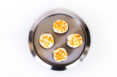 Tatlı tatlı, beyaz arka plan izole tereyağı krema ile cupcake.