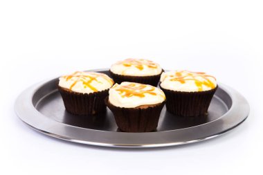 Tatlı tatlı, beyaz arka plan izole tereyağı krema ile cupcake.