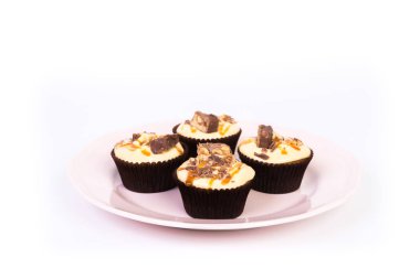 Tatlı tatlı, beyaz arka plan izole tereyağı krema ile cupcake.