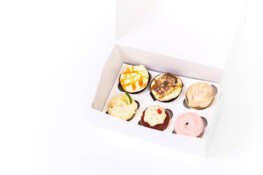 Tatlı tatlı, beyaz arka plan izole tereyağı krema ile cupcake.