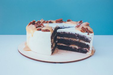 masa arka plan üzerinde krem şanti ile kek bir kesim.