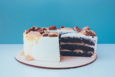 masa arka plan üzerinde krem şanti ile kek bir kesim.