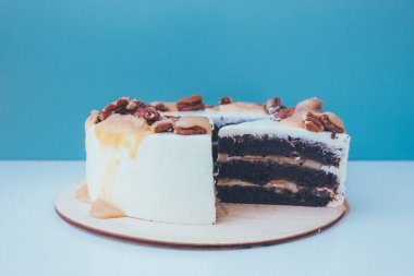 masa arka plan üzerinde krem şanti ile kek bir kesim.