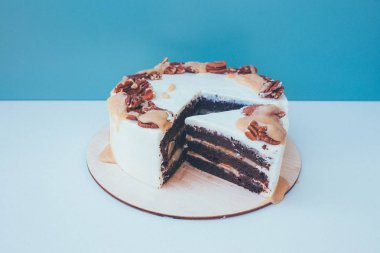 masa arka plan üzerinde krem şanti ile kek bir kesim.