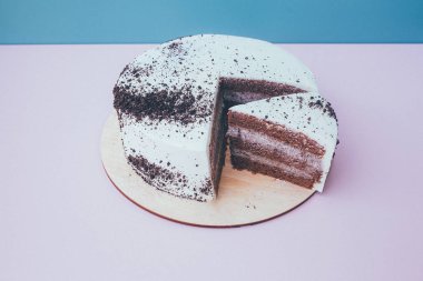 masa arka plan üzerinde krem şanti ile kek bir kesim.