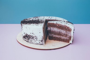 masa arka plan üzerinde krem şanti ile kek bir kesim.